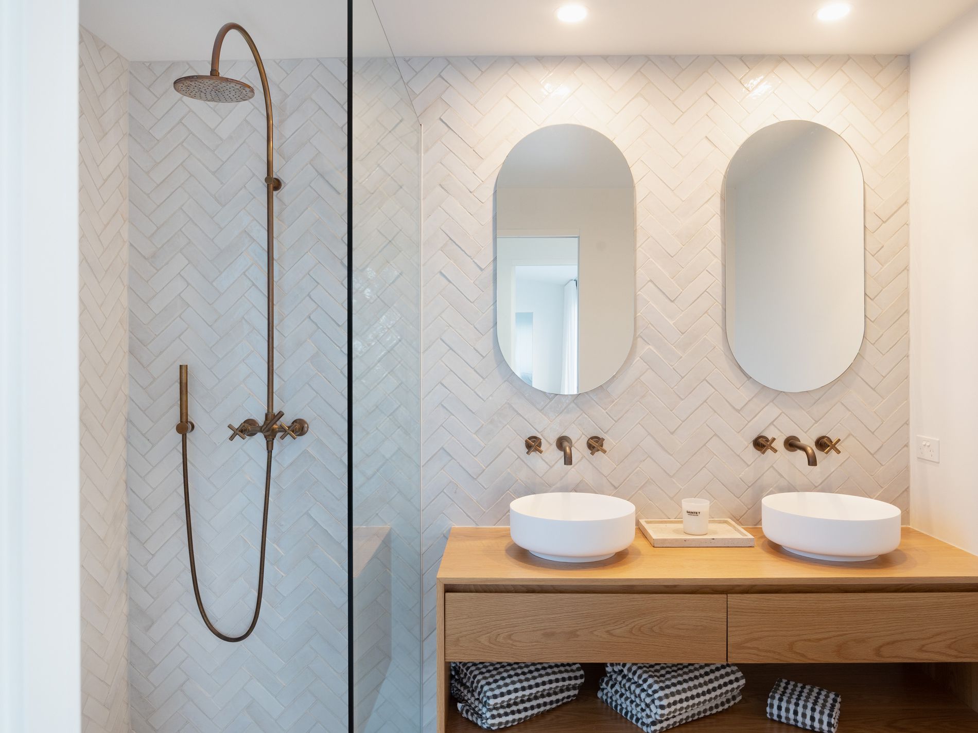 40 Sunset Strip, Manyana