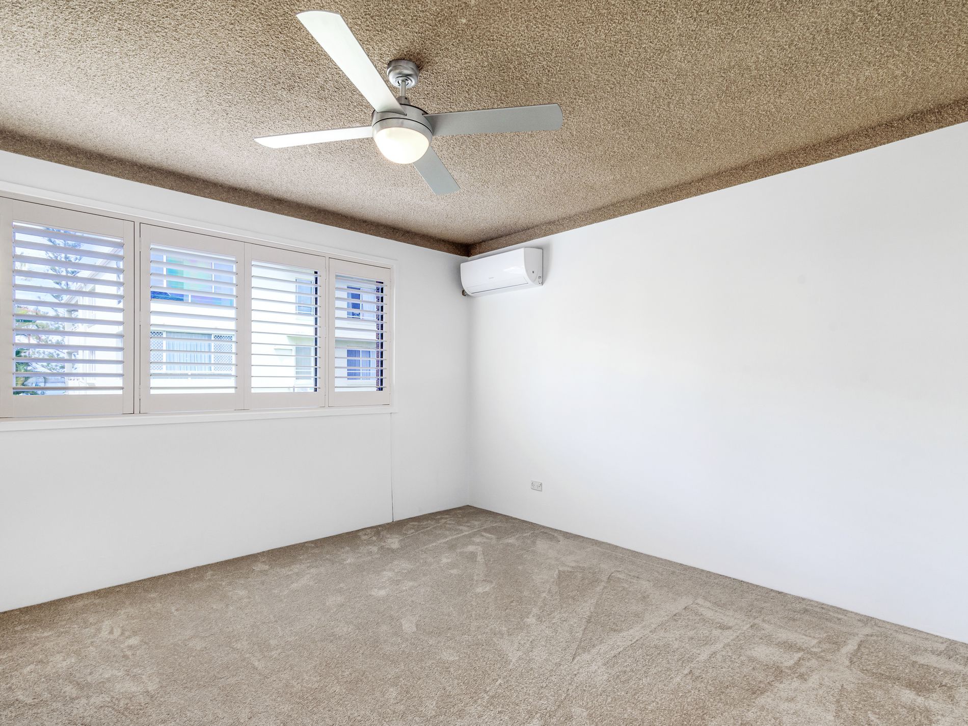 2 / 3 Robert Street, Labrador