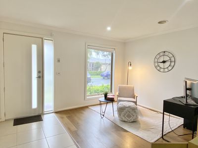 2 / 16 Starflower Way, Truganina