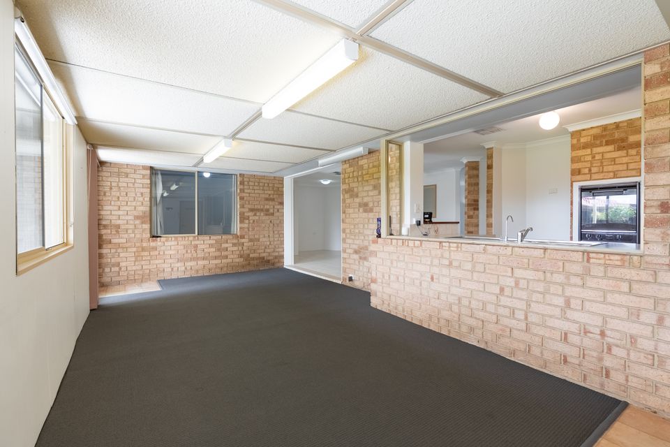 594 Safety Bay Rd, Waikiki