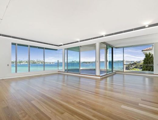 Waterfront apartment with spectacular views of Sydney Harbour