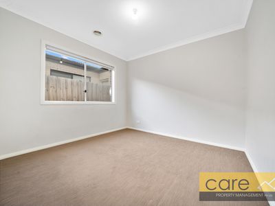 27 Joanne Way, Officer