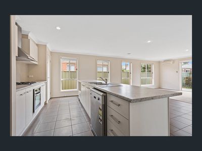 2 Butler Grove, Wyndham Vale