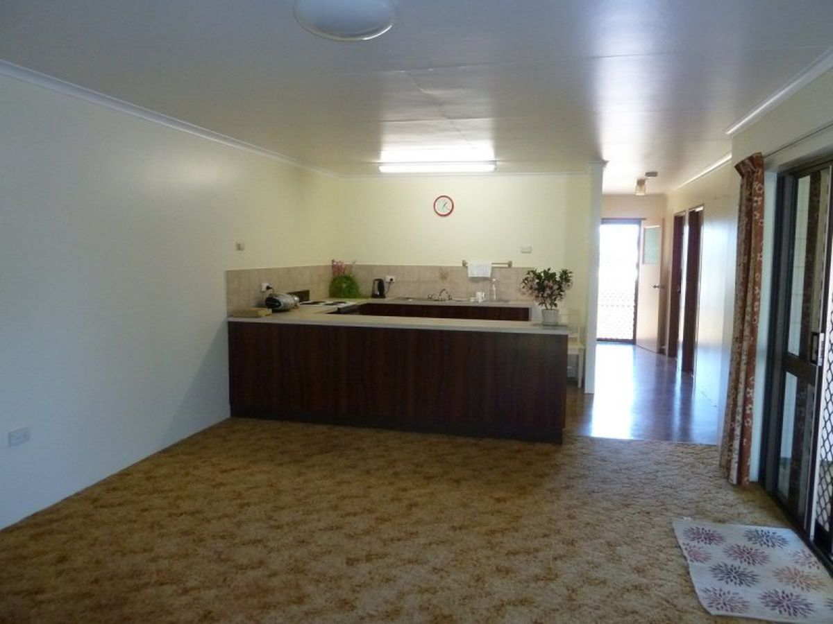 2 / 12 Rita Circt., Atherton