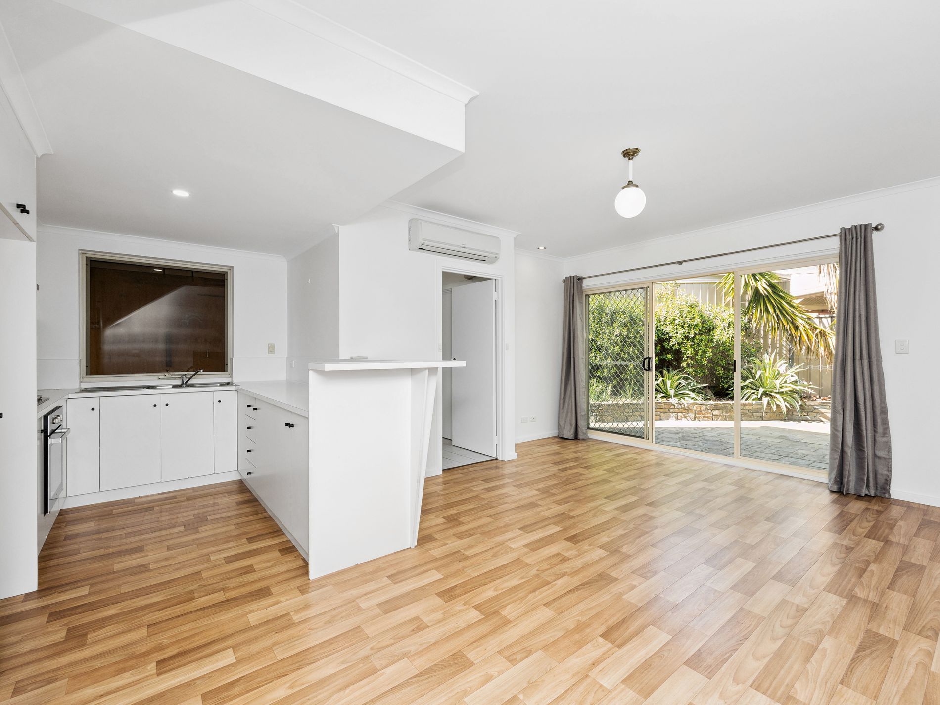 3 / 2 John Hindmarsh Frontage, Brompton