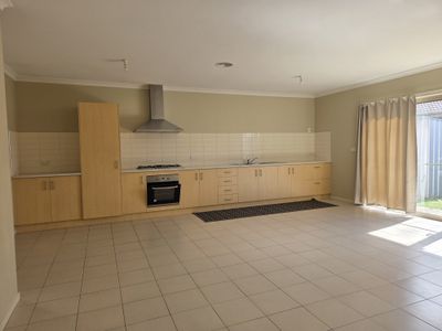 2 / 23 Mayfield Grove, Altona Meadows