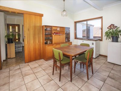 12 Lake Heights Road, Lake Heights