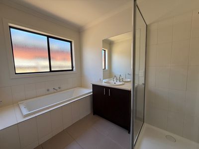 18 Hiddick Road, Point Cook