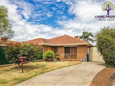 1 / 2 Avon Court, Werribee