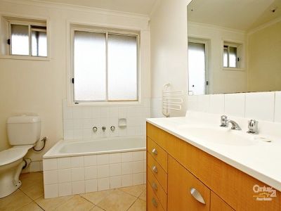 24 Oaktree Drive, Hampton Park