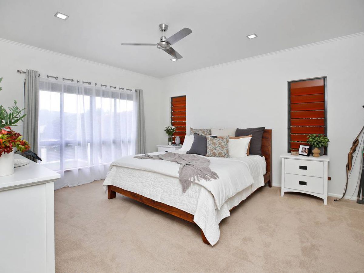 16 MITCHELL DRIVE, Atherton