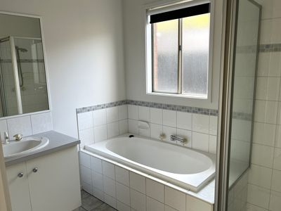8 Trixia Place, Leopold