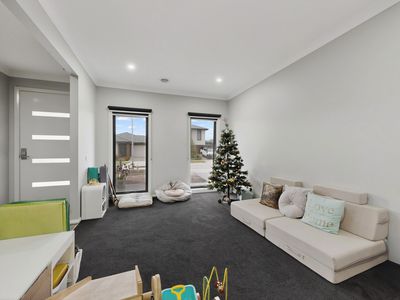 9 Kallista Circuit, Officer