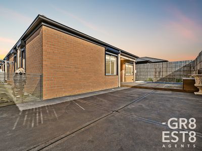 4 Harper Crescent, Cranbourne West