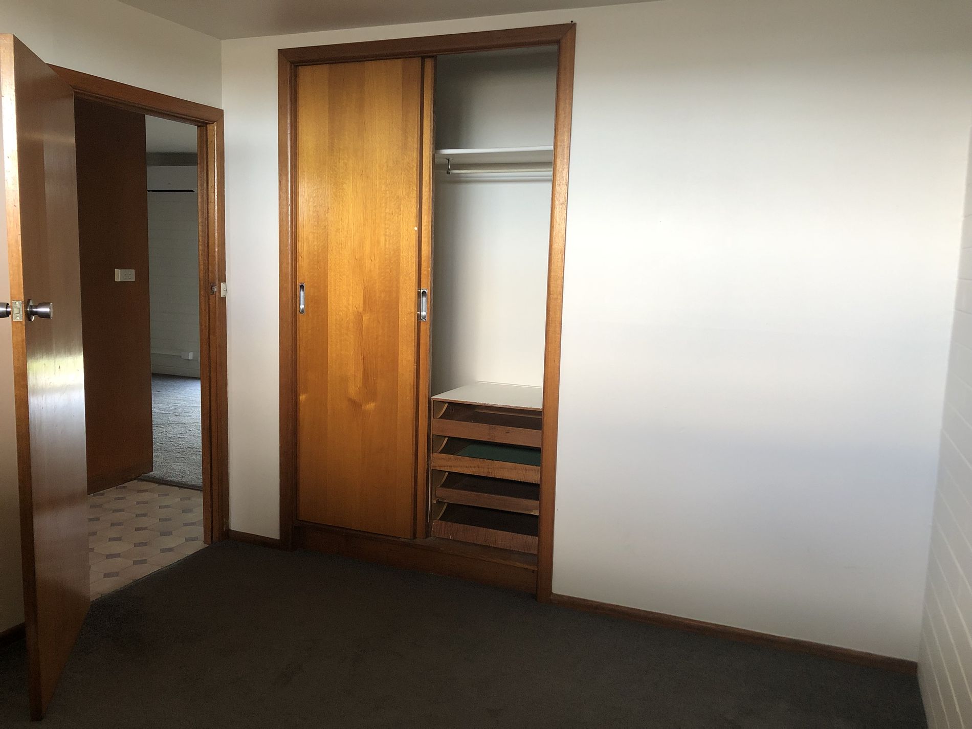 2 / 3 East Court, Newcomb