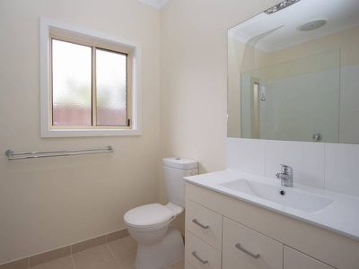 2 / 77 Cambridge Drive, Mansfield
