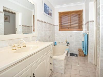13 Burrows Avenue, Kanahooka