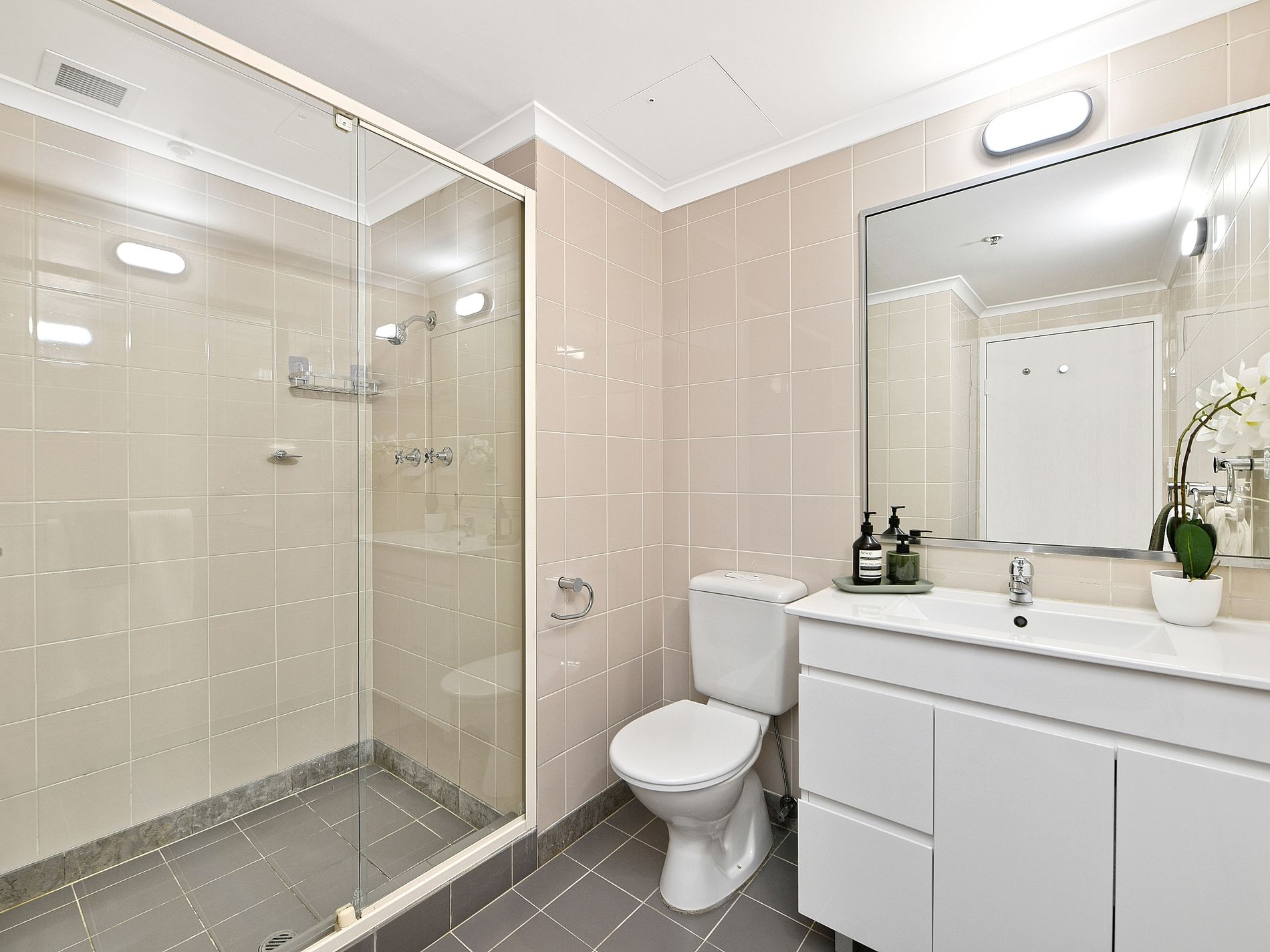 2202 / 1 Hosking Place, Sydney