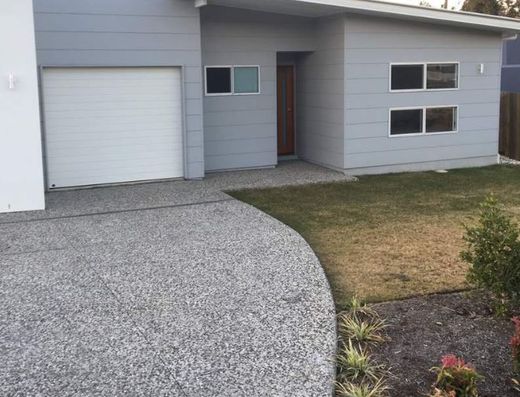 Modern Unit in Woombye image 1