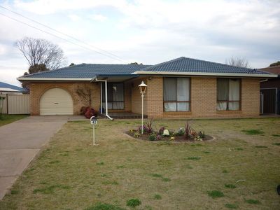 42 Mumford Crescent, Dubbo