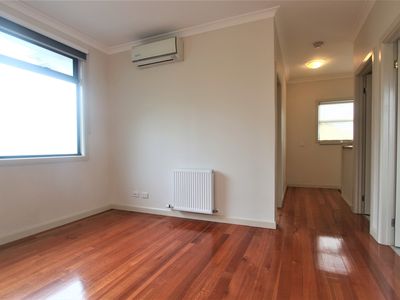 1 / 52 Mount Street, Glen Waverley