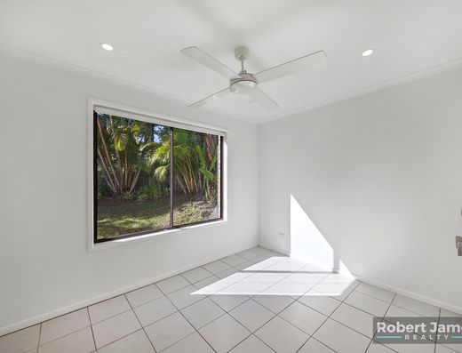 Bright and Breezy 3 Bed Home with Fruit image 13
