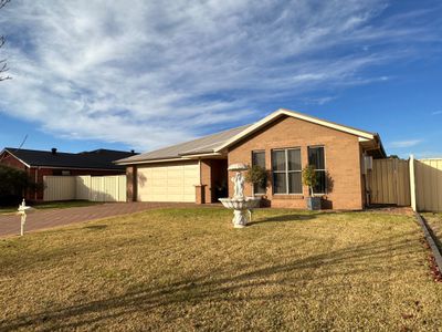17 William Farrer Drive, Dubbo