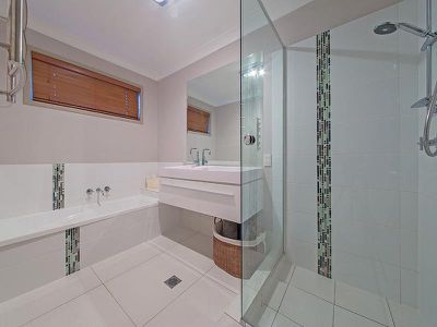 16 Holland Cres, Wynnum West