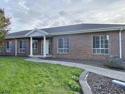12 Maculata Place, Manor Lakes