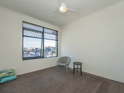 3 / 10 Marina Drive, Ascot