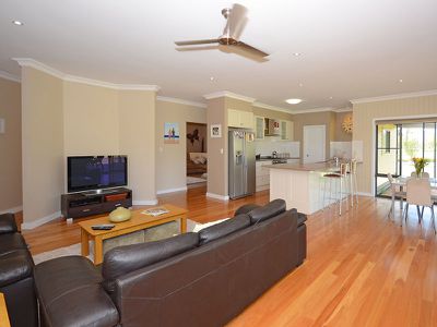 12 OAKES DRIVE, Burrum Heads