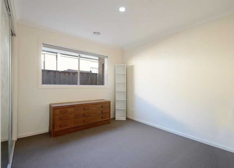 10 Cranbrook Circuit, Officer