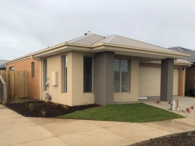 33 Cootamundra Drive, Armstrong Creek