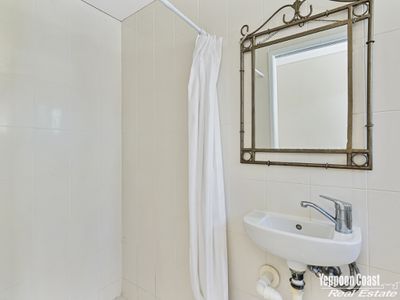 94 Howes Road, Farnborough