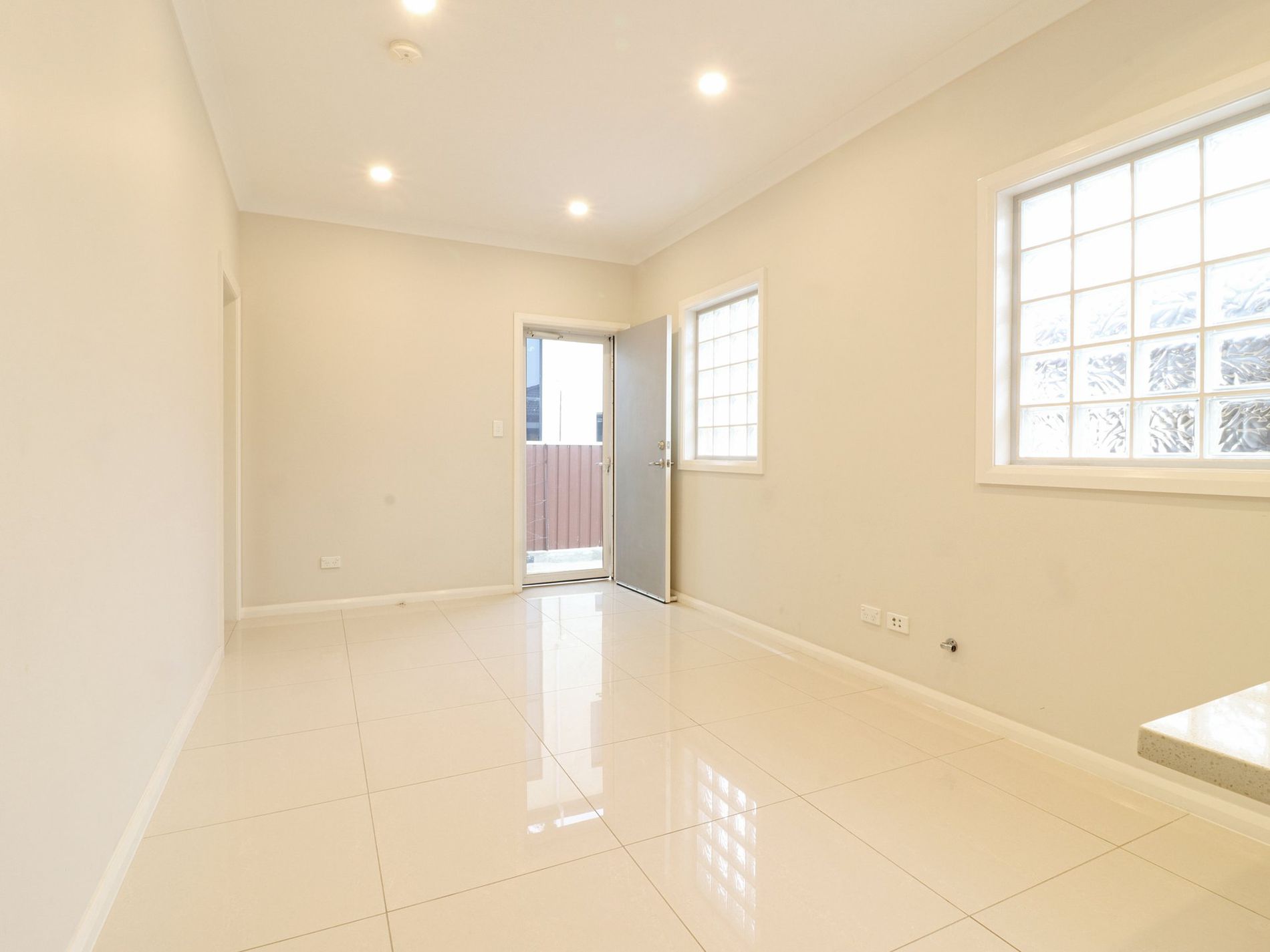Flat / 10 Clarence Road, Rockdale