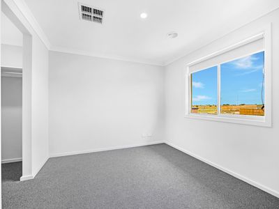 11 Winfred Drive, Mambourin