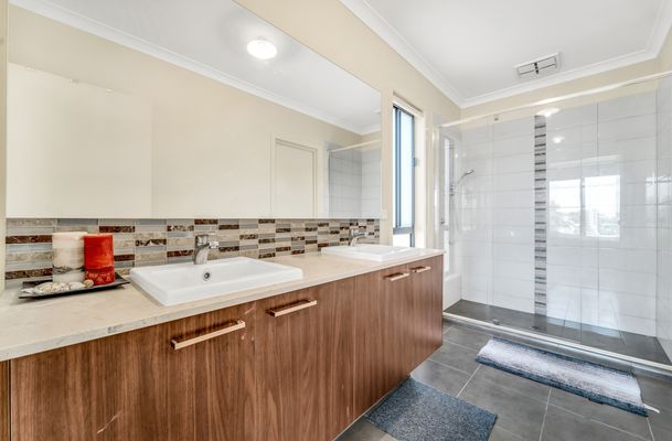 61 Featherwood Crescent, Craigieburn
