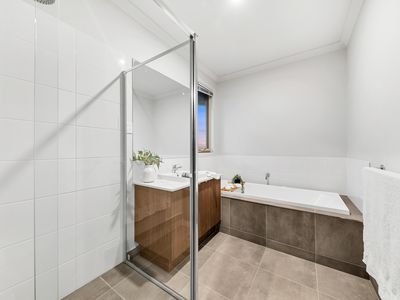 1 Growling Grass Drive, Clyde North