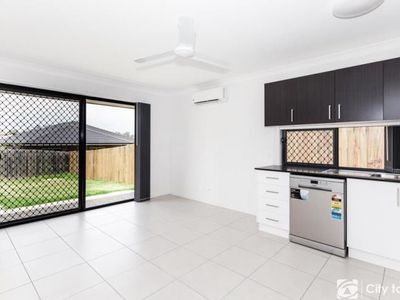 2 / 45B Pinelands Street, Loganlea