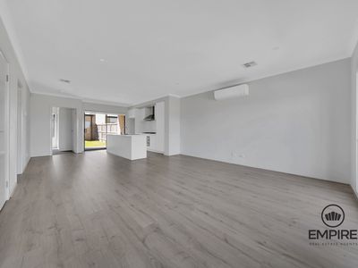 5 Lopes Walk, Clyde North
