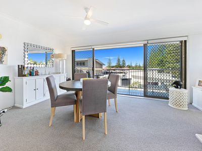9 / 4 Mary Avenue, Mermaid Beach