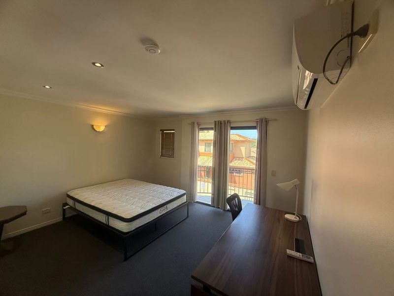 2 / 4 University Drive, Robina