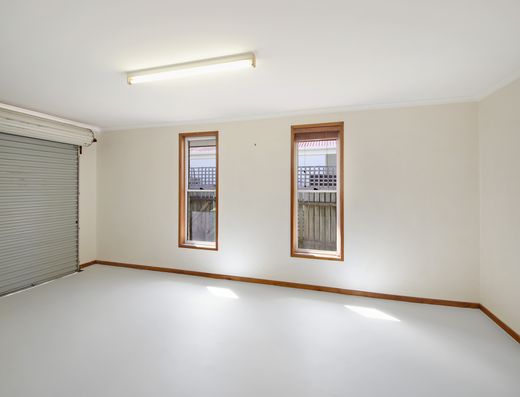 SPACIOUS HOME WITH PARK RESERVE BACKDROP image 17