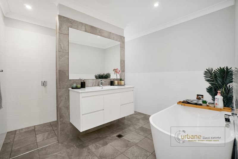 42 Feathertop Avenue, Minto
