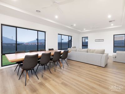 14 BAKER STREET, Tangambalanga