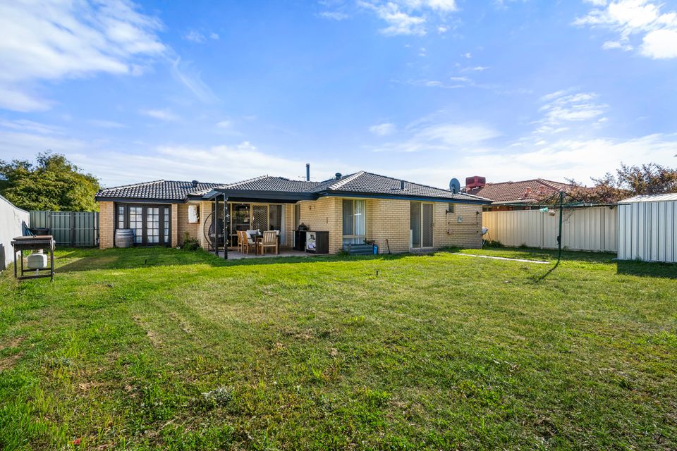 24 MANLY CRESCENT, Warnbro