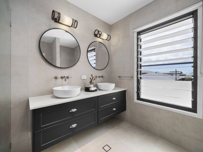5 Lord Howe Circuit, Banya