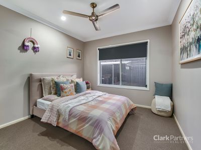 2 Lefroy Court, Warner