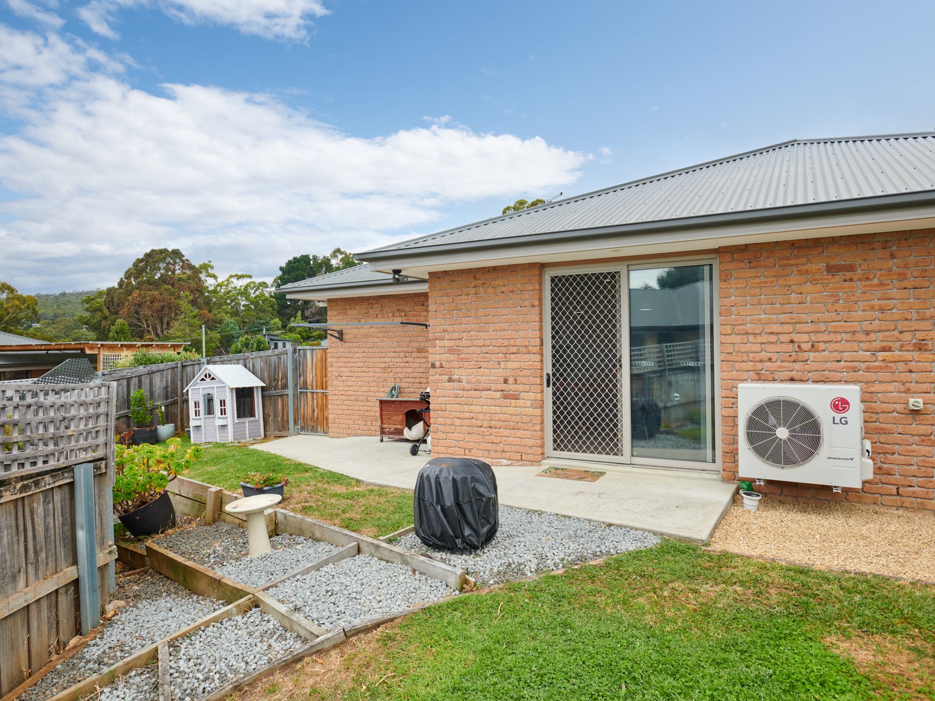 2 / 5 Space Court, Snug