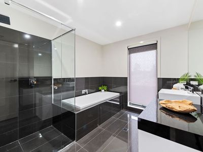 4 PIONEER PLACE, Thurgoona